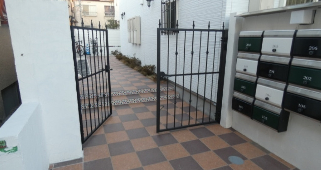 杉並区成田西１丁目のアパートのエントランス