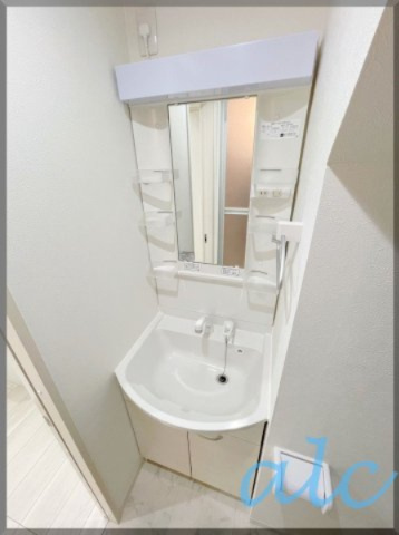 杉並区成田西１丁目のアパートの独立洗面台|同仕様