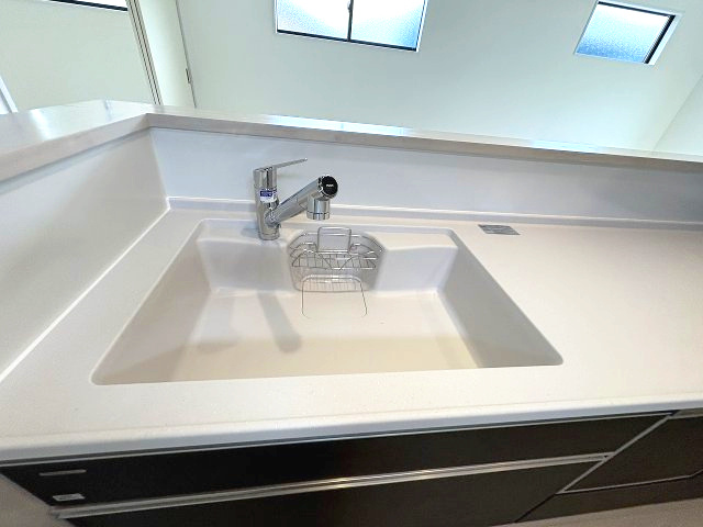 【キッチン】 | 福岡市南区西長住2丁目2期　2号棟（全5棟）【仲介手数料無料・0円】 | 施工例。施工例は完成時と異なる場合があります。
