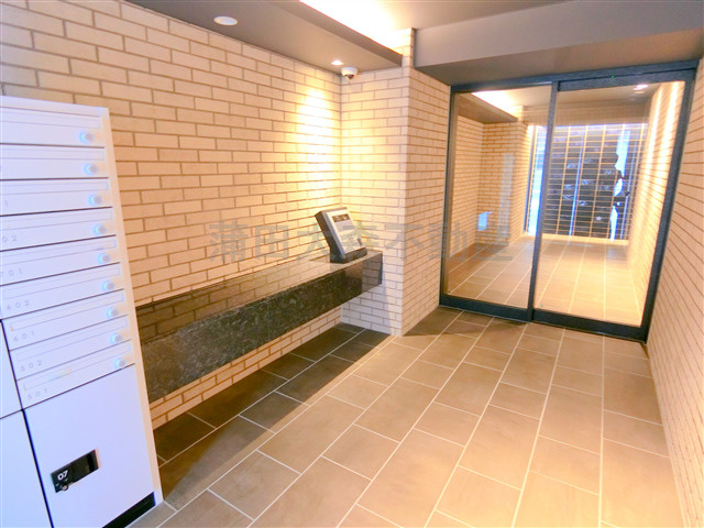 コヌ　ブリーズ蒲田のエントランス|防犯カメラ　TVモニター付オートロック　エントランス