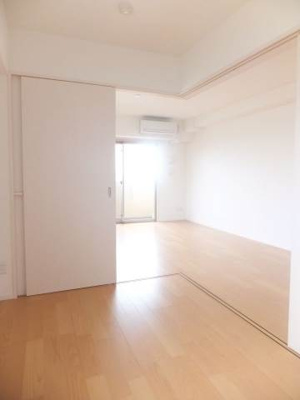 【洋室】 | Ｌａ　Ｗａｌｅａｉｎａ | ☆寝室からリビング方向を撮影☆