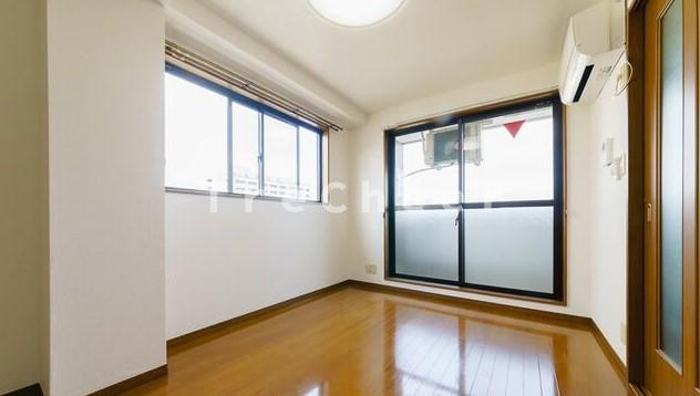 ネオ・クリスタルビル・ネジメの居間・リビング