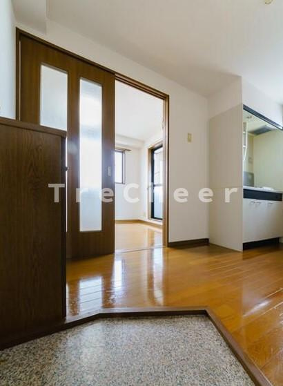 ネオ・クリスタルビル・ネジメの玄関