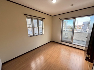 【洋室】 | 草部　中古一戸建 | 【洋室】２面採光を確保した明るい室内は、風通しも良く、大変居心地の良い空間となっております♪爽やかな風を感じて起きる朝は、快適生活の始まりに！