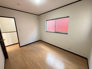 【洋室】 | 草部　中古一戸建 | 【洋室】穏やかな光が差し込む室内には、穏やかな時間が流れます。休日には、落ち着いた空間で自分の趣味を楽しむのはいかがですか。