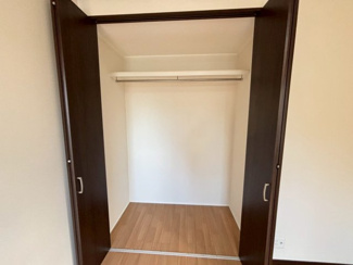 【収納】 | 草部　中古一戸建 | 【クローゼット】お部屋を広く利用するために必須なクローゼットが全洋室付いています♪もちろんお荷物を収納されても良しの勝手の良いクローゼットは嬉しいですね♪