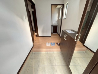 【玄関】 | 草部　中古一戸建 | 【玄関】シューズボックスございますので、散らかりがちな玄関も片付きますね！姿見も付いているので、お出かけ前の身だしなみチェックもできますね♪