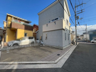 【前面道路含む現地写真】 | 草部　中古一戸建 | 【前面道路】前面道路約５．７ｍ！運転が苦手な方も安心ですね♪広々前面道路で開放感のある住まいです！