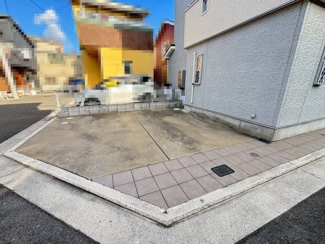 【駐車場】 | 草部　中古一戸建 | 広々駐車スペースはママやお子様の自転車も停められますね！