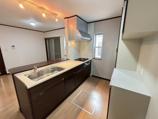 【キッチン】 | 草部　中古一戸建 | 【対面式のシステムキッチン】システムキッチンがあります♪収納があるおかげでキッチンも広く利用できるのは、お料理される方の嬉しいポイント♪食器洗浄乾燥機付きですので、後片付けも楽々です！