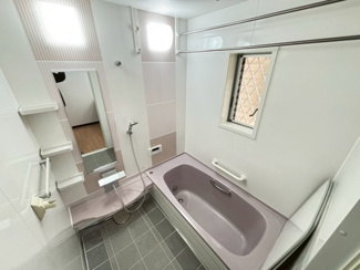 【浴室】 | 草部　中古一戸建 | 【浴室乾燥機付きです！】ゆったりとくつろげる綺麗な浴室ですよ！時間短縮でシャワーだけの方も多いですが、一日の疲れを癒すため湯船に浸かれば心身ともにリラックスできますね♪