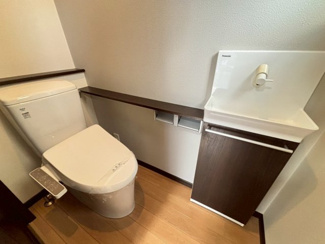 【トイレ】 | 草部　中古一戸建 | 【トイレ２ヶ所あります】温水便座洗浄便座ですので、寒い日も温かい便座で安心して使用していただけますよ！