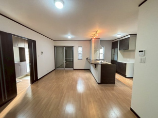 【居間・リビング】 | 草部　中古一戸建 | 広々４ＬＤＫ！全室６帖以上！テレワークのお仕事部屋、子供部屋等、ライフスタイルや家族構成に合わせて多目的にご使用いただけます♪