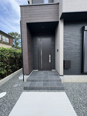 【玄関】 | 福岡市南区西長住2丁目2期　4号棟（全5棟）【仲介手数料無料・0円】 | 施工例。施工例は完成時と異なる場合があります。