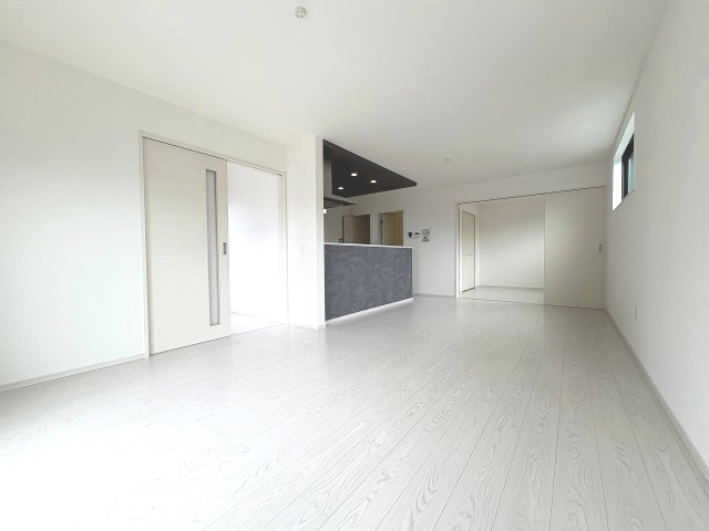 【内装】 | 福岡市南区西長住2丁目2期　4号棟（全5棟）【仲介手数料無料・0円】 | 施工例。リビングです。施工例は完成時と異なる場合があります。