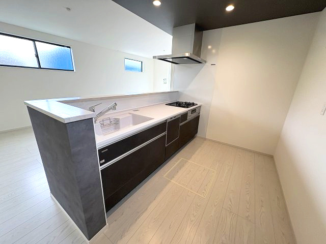 【キッチン】 | 福岡市南区西長住2丁目2期　4号棟（全5棟）【仲介手数料無料・0円】 | 施工例。施工例は完成時と異なる場合があります。