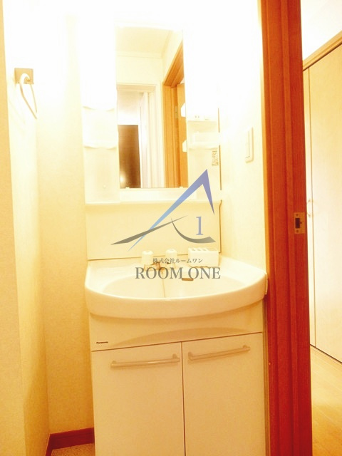 柿の木ハイムの洗面所|独立洗面台です。