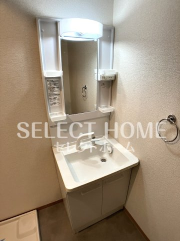 【独立洗面台】 | 天神山マンションⅡ号館 | 朝の支度にも助かる、独立の洗髪洗面化粧台
同型タイプです