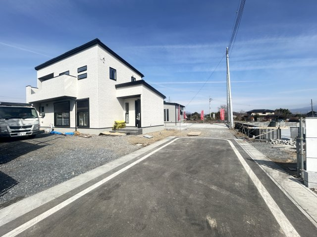 新築　高崎市金古町 全11区画　10号棟の前面道路含む現地写真|現地写真　東側接道幅員約5ｍ
