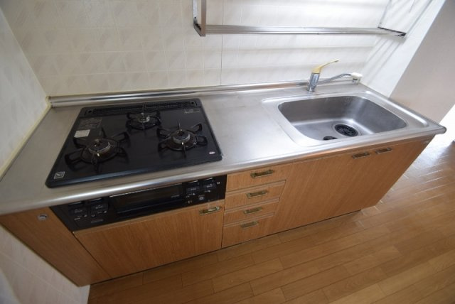 第４ラフィーネのキッチン|3口ガスコンロのシステムキッチン