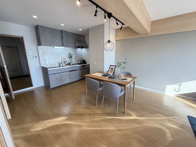 フルリノベーション完了★４階３ＬＤＫ★京阪中書島駅まで徒歩１３分★事務所利用可能★ハイム伏見Ｃ棟の居間・リビング|リビング