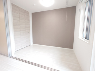 【内装】 | ラ・ヴィータ | 使い勝手のいい洋室です