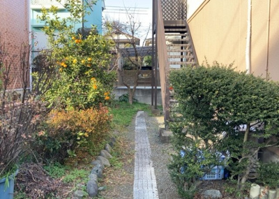 【外観】 | 八王子富士見町アパート | 土地の前の道路に消火栓が設置されていることがあります。この場合、道路交通法第45条第1項により、駐車禁止の場所が指定されています。そのため、車庫などの駐車スペースをつくることができない場合があります。