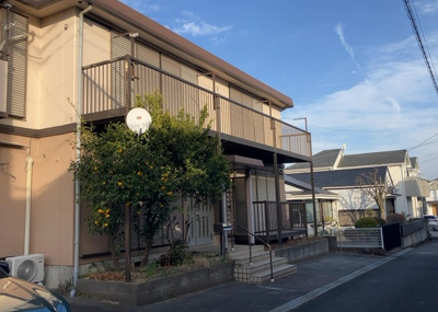 【外観】 | 八王子富士見町アパート | 現地に行くなら、物件の周囲の地形がどうなっているかを見ることも大切です。周辺より低くなっている土地では、大雨などで水が集まりやすいため、地盤が弱くなっているということも考えられるため、注意が必要です。