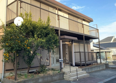 【外観】 | 八王子富士見町アパート | 隣家の土地はどうなっているのか、生活利便施設が近くにあるのか、学校まで近いかなど、お客様のライフスタイルにあわせたイメージが重要です。また、近くにあると困る施設が近くにないかも確認するといいでしょう。