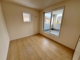 【洋室】 | 盛岡市下米内１丁目 | 白い壁の部屋は、明るく開放的な雰囲気をつくり広く感じられるのが魅力です