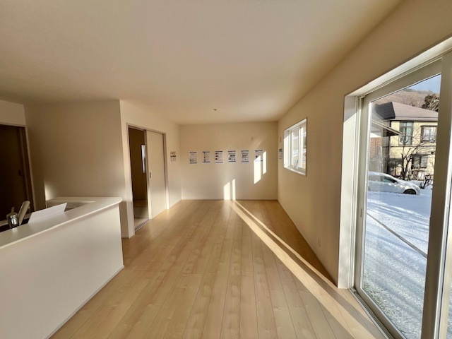 盛岡市下米内１丁目の居間・リビング|自然光が差し込み、家族が集まる心地よい空間です。