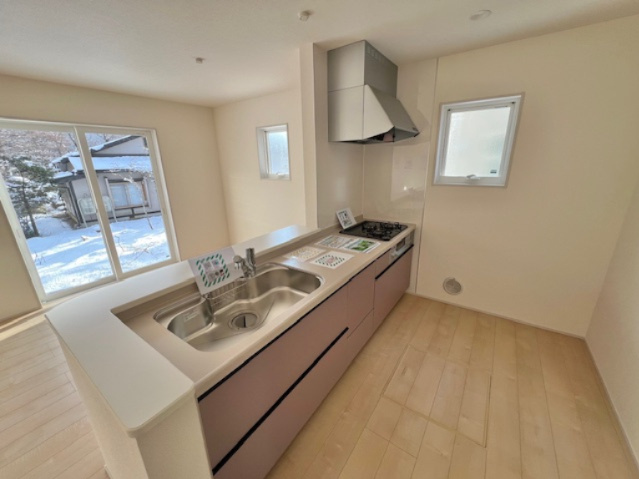 盛岡市下米内１丁目のキッチン|床下収納、浄水器付きシステムキッチン