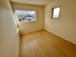 【洋室】 | 盛岡市下米内１丁目 | 白い壁の部屋は、明るく開放的な雰囲気をつくり広く感じられるのが魅力です