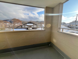 【バルコニー】 | 盛岡市下米内１丁目 | 日当たりが良いのでテーブルや椅子を置いてテラスにするのも◎