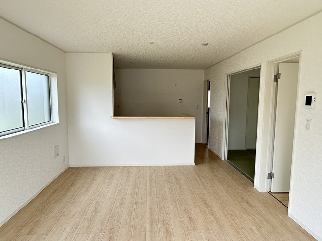 【居間・リビング】 | 各務原市那加前野町1丁目　2号棟 | ＬＤＫでは家族が集まり、明るく穏やかな空気のなかで飲んだり、食べたり、笑ったり。