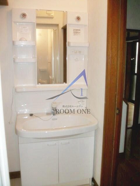 神明町2丁目貸家の洗面所|独立洗面台です。