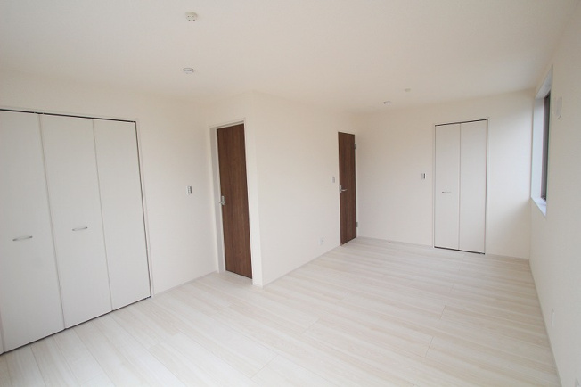 【寝室】 | 朝霞市岡1丁目　新築一戸建住宅　全1棟（朝霞店） | 2026年4月13日撮影/3階10.5帖洋室
こちらの洋室は間仕切り壁を設置し、6.0帖と4.5帖の2部屋に分けてお使いいただくことができます。