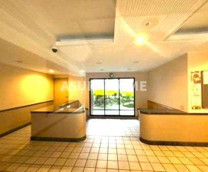 ライオンズマンション綱島東のエントランス|エントランスを出てすぐバス停あり、綱島駅までバスで11分の通勤便利なマンションです。