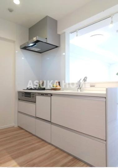 ライオンズマンション綱島東のキッチン|対面キッチン　南向きのバルコニーから燦燦と明るい光を受けながら、おはよう！の笑顔から始まる朝。