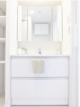 ライオンズマンション綱島東の独立洗面台|トイレ、浴室と別れ清潔感のある洗面台、収納付きなので洗面、お風呂用具などもスッキリ収納できそうですね。