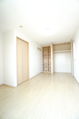 【洋室】 | 石内北１丁目26戸建【セントラルシティこころ】 | 【洋室約7.7帖】
バルコニーに面した明るい洋室。
約6.8帖の広さに加え、オープン棚とクローゼットを備え、
見せる収納と隠す収納を使い分けしやすく、
寝室としても毎日すっきり整えやすい一室です。