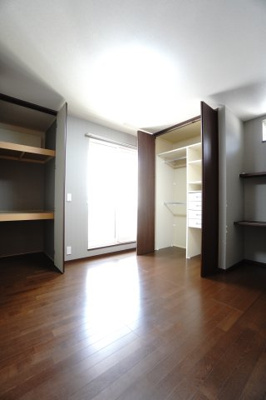 【居間・リビング】 | 石内北１丁目26戸建【セントラルシティこころ】 | 【洋室約6帖】
ワークスペースを備え、
書斎としても居室としても使いやすい一室。
収納しやすいクローゼットを備え、サブバルコニーにも面した、
こもり感と抜け感のバランスが心地よい空間です。