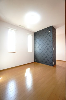 【洋室】 | 石内北１丁目26戸建【セントラルシティこころ】 | 【洋室約7.6帖】
使い方を限定しない自由度の高い洋室。
黒い壁の向こうに約3.2帖の収納空間を備え、
メインバルコニーにも出入り可能。
ドライエリア兼収納動線としても活かしやすい便利で実用的な一室で