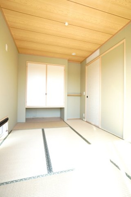 【和室】 | 石内北１丁目26戸建【セントラルシティこころ】 | 【Japanese-style room】
玄関や水まわりに近く、使い勝手の良い明るい和室。
冬はこたつを囲み、優しい畳は赤ちゃんのお昼寝にもぴったり。
居室としても、客間としても活用しやすい一室。