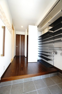 【玄関】 | 石内北１丁目26戸建【セントラルシティこころ】 | 【玄関】
可動棚付きのシューズクロークを備えた玄関。
靴はもちろん、傘や小物類も整理しやすく土間続きで出し入れもしやすい、
大容量で使い勝手の良い収納空間です。
日々玄関まわりもすっきり設計です。