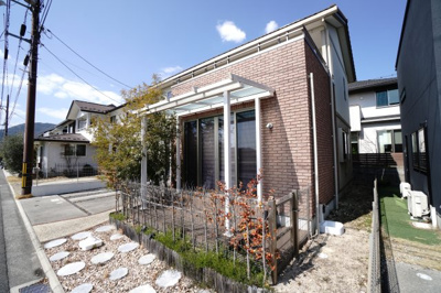 【庭】 | 石内北１丁目26戸建【セントラルシティこころ】 | 【約5.4帖テラス】
リビングから段差なく出られる屋根付きテラス。
腰が掛けやすい構造で、外の空気を感じながら
気軽にひと息つけるのも魅力。フェンス扉付きで
そのまま出入りもし易い半屋外スペースです。