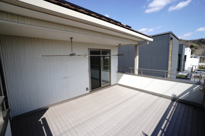 【バルコニー】 | 石内北１丁目26戸建【セントラルシティこころ】 | 【約11帖バルコニー】
空の広がりを身近に感じられる、約11帖のバルコニー。
軒先が少しかかり、陽射しを受け止めすぎず、
光や風を心地よく取り込める
住まいに余白を生むアウトドア空間です。