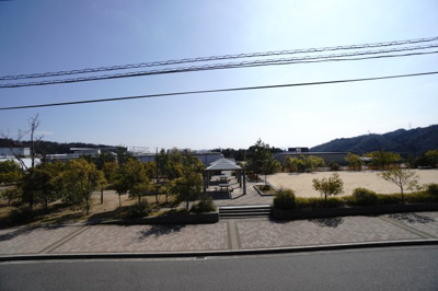 【展望】 | 石内北１丁目26戸建【セントラルシティこころ】 | 【四季を感じる】
四季の移ろい・爽やかな青空や風を感じられ
自然を愉しめるパノラマビュー。
毎日の暮らしに余裕を感じさせてくれる、
遮る物の無い開放的な眺望を是非、ご堪能ください。
