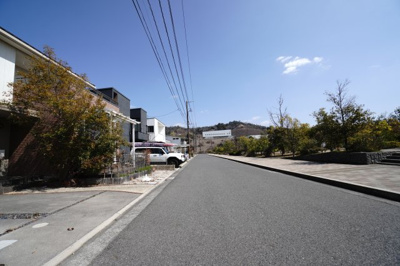 【前面道路含む現地写真】 | 石内北１丁目26戸建【セントラルシティこころ】 | 【前面道路】
前面道路は約6m。
大型車のすれ違いや駐車もスムーズ。
見通しの良い直線道路が開放感を演出し、
歩行者や小さなお子様にも安心の環境。
落ち着いた住宅街のなか、快適なカーライフを支えます。