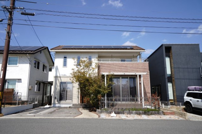 【外観】 | 石内北１丁目26戸建【セントラルシティこころ】 | 【耐震性】
耐震性の高さを判断するポイントは、
建築確認申請日が1981年6月1日以降の
新耐震基準に適合しているかどうか。
震度６程度の大地震でも
建物が崩壊しないレベルが基準になりました。